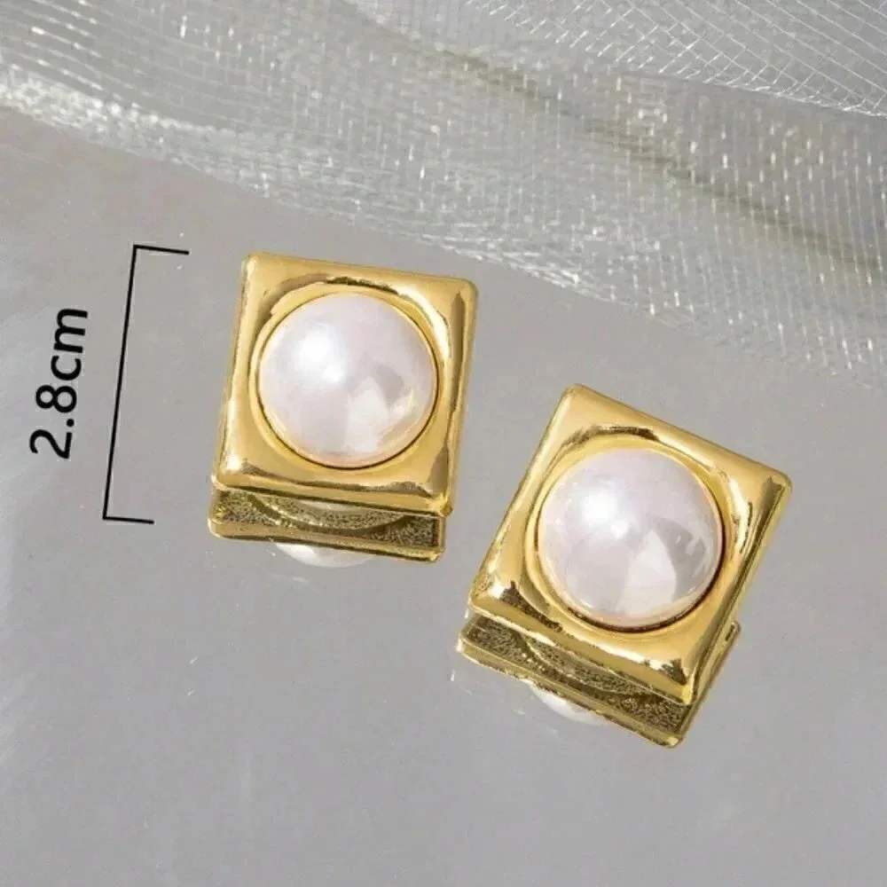 Square pearl statement earrings - Picture 2 of 3